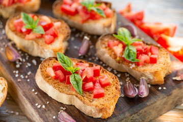 Bruschette al pomodoro fresco, olio di oliva, aglio, basilico e sale, spuntino italiano 