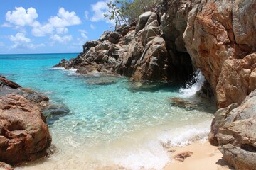 Fototapeta premium Turquoise cove sheltered by rocky cliffs