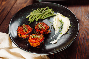 Meat muffins with tomatoe