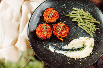 Meat muffins with tomatoe