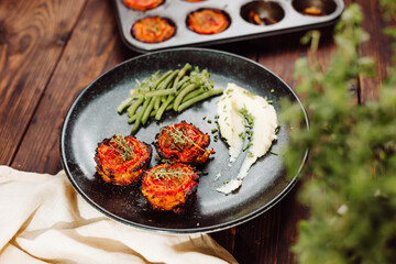 Meat muffins with tomatoe