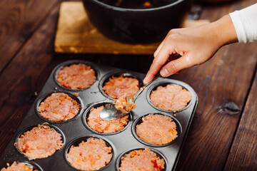 Meat muffins with tomatoes