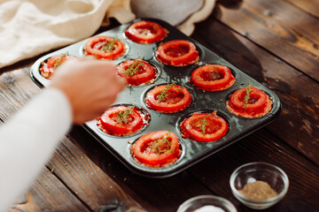 Meat muffins with tomatoes
