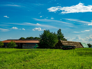 Strohrollen lagern im Freien