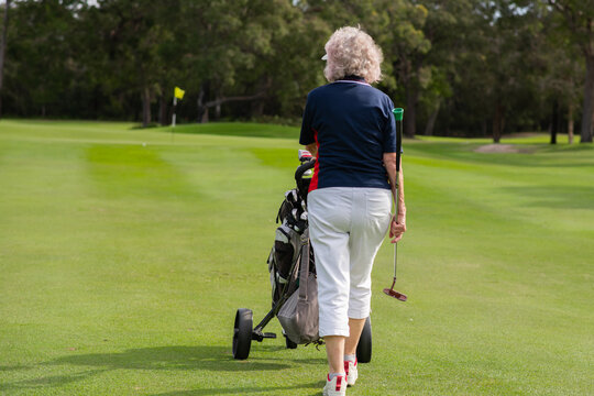 senior woman playing golf