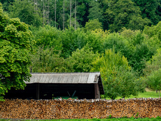 Brennholzlager im Freien © focus finder