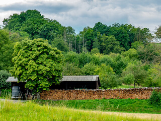 Brennholzlager im Freien © focus finder