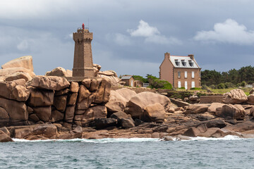 Phare de Mean Ruz sur la C&ocirc;te de granit rose dans les C&ocirc;tes d'Armor - Bretagne