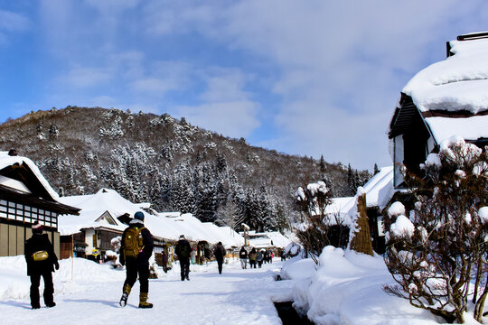 観光名所福島県南会津大内宿に雪が積もっている風景