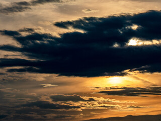 Sonnenuntergang und dunkler Wolkenhimmel