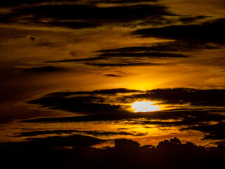 Sonnenuntergang und dunkler Wolkenhimmel