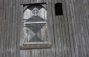 Tür und Holzbretter zu einem Heuboden über einer Scheune.