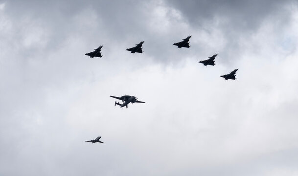 les avions militaires fran&ccedil;ais paradent le jour de la f&ecirc;te nationale du 14 juillet &agrave; Paris en France