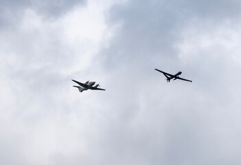 Fototapeta premium les avions militaires français paradent le jour de la fête nationale du 14 juillet à Paris en France