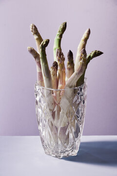 asperges bouquet  vase cristal style de vie  printemps botte d'asperges  blanches violettes  beaut&eacute;  &eacute;l&eacute;gance  l&eacute;gume sain  nourriture simplicit&eacute; d&eacute;coration cuisine 