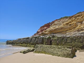 Felsschichten an der Algarve