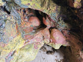 Gestein in Höhle an der Algarveküste