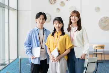 オフィスで働く若いビジネスパーソン【撮影協力：スカパー東京メディアセンター】