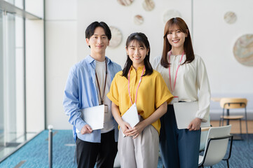 オフィスで働く若いビジネスパーソン【撮影協力：スカパー東京メディアセンター】
