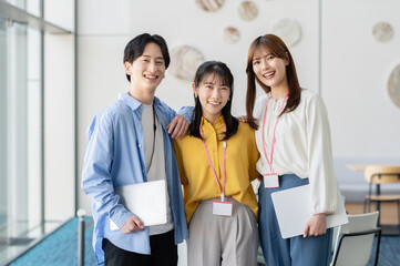 オフィスで働く若いビジネスパーソン【撮影協力：スカパー東京メディアセンター】