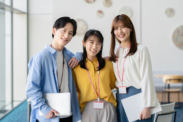 オフィスで働く若いビジネスパーソン【撮影協力：スカパー東京メディアセンター】