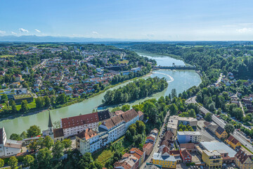 Ausblick auf das Inntal bei Wasserburg in Oberbayern im Sommer