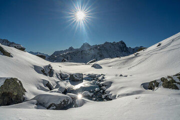 Lac du Vénétier et grand Pic de Belledonne ,Paysage d' hiver dans la chaîne de Belledonne , Isère , France