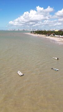 BARCO E JET SKI NO MAR COM UM MAR AZUL LINDO E BELEZA NATURAL (BOAT AND JET SKI AT SEA WITH A BEAUTIFUL BLUE SEA AND NATURAL BEAUTY)