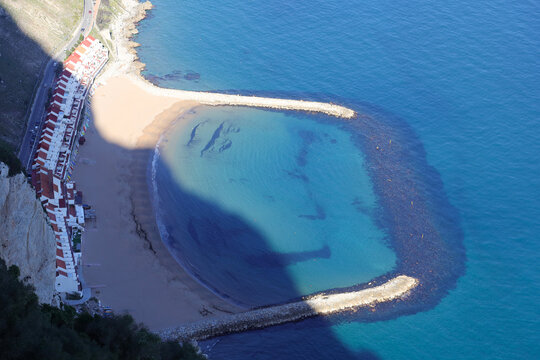 Widok na plażę Catalan Bay w Gibraltarze