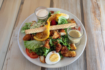 Salade césar, poulet pané croustillant et sauce maison