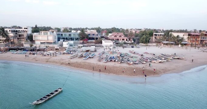 Vue a&eacute;rienne plage de Saly S&eacute;n&eacute;gal et pirogue de p&ecirc;che
