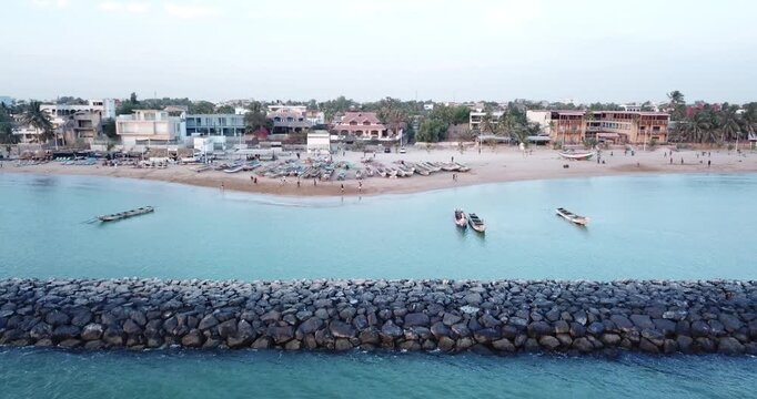 Vue a&eacute;rienne plage de Saly S&eacute;n&eacute;gal et pirogue de p&ecirc;che
