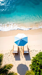 Obraz premium Liegestühle und Sonnenschirme am Meer von oben 