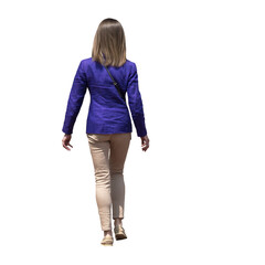 jeune femme vue de dos,  marchant en extérieur au printemps, veste violette, pantalon beige ajusté et mocassins, sac en bandoulière noir sur l’épaule
