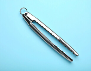 Minimalist ice tongs icon design