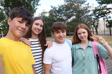 Obraz premium Group of teenagers taking selfie in park