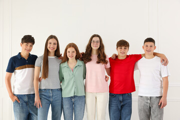 Obraz premium Group of happy teenagers posing together indoors