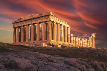 Obraz premium Ancient Greek temple columns illuminated by sunset