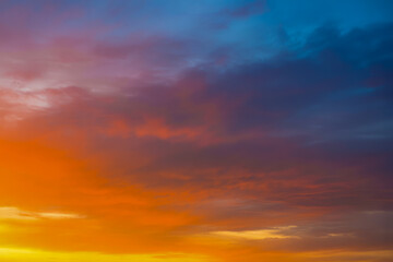 Obraz premium Fiery sunset sky with blue and orange clouds image