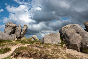 Granitfelsen an der bretonischen K&uuml;ste malerisch sch&ouml;n in der N&auml;he von Amiets