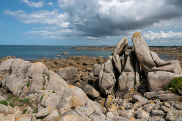Granitfelsen an der bretonischen K&uuml;ste malerisch sch&ouml;n in der N&auml;he von Amiets