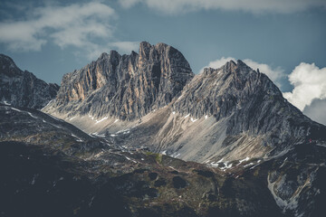 Obraz premium The Hermann von Barth Hut sits at 2,131 meters, nestled among the rugged peaks of the Hornbach range in Tyrol, Austria. A scenic high-alpine refuge surrounded by dramatic mountain landscape.