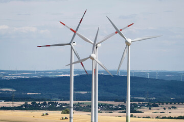 Windräder in Kulturlandschaft - Stockfoto