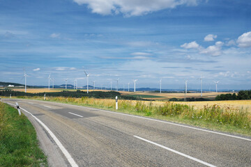 Panorama von Windpark in Kulturlandschaft in Rheinland-Pfalz - Stockfoto  
