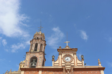 Templo Parroquial en San Martín Texmelucan Puebla, México, torre y reloj.