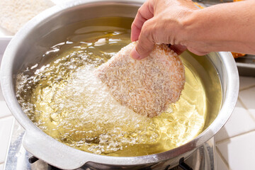 豚カツの調理風景