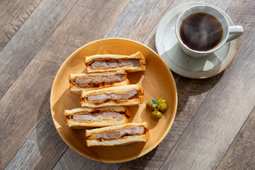 カツサンドとホットコーヒー