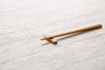 テーブルに置かれた箸