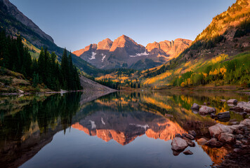 Sunrise at Maroon bells lake