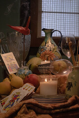 bodegón, con frutas y objetos clásicos 